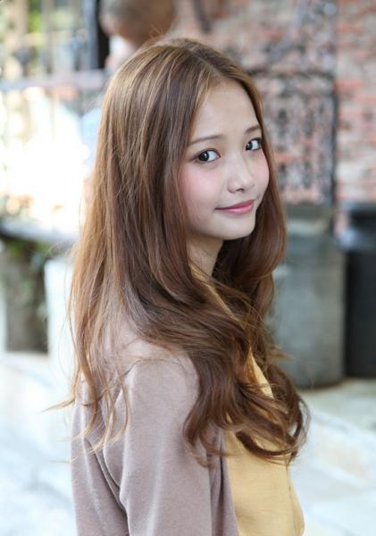 long wavy Korean hairstyle for girls