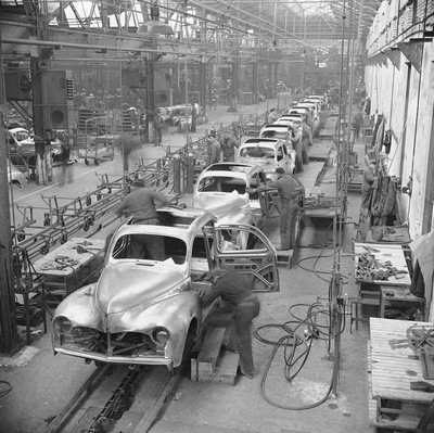 Atelier de ferrage des Peugeot 203 en 1948