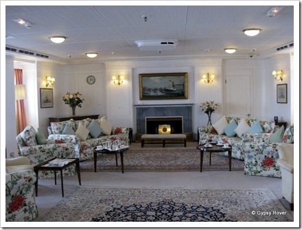 The Queens Family room, comfortable but not lavish.