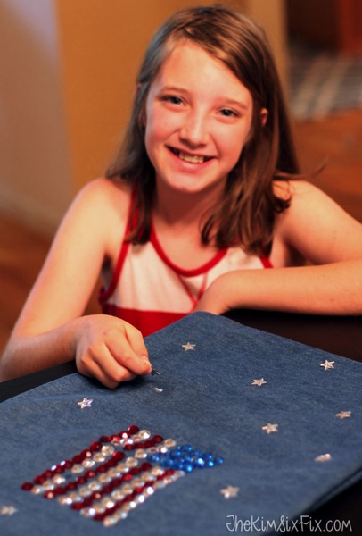 Using tacky glue and inexpensive plastic rhinestones, kids can create a sparkling American flag pillow. This project is great for kids ages 5 and up. 