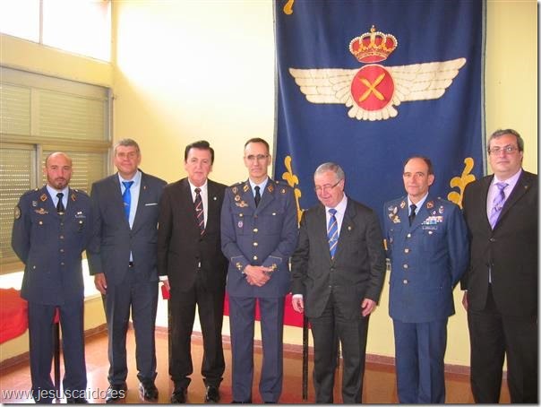 La comisión de la Cofradía con el General Ruiz Nogal, Coronel García Cifo y el actual Capitán Jefe de la Escuadrilla, Ulpiano Yrayzoz 