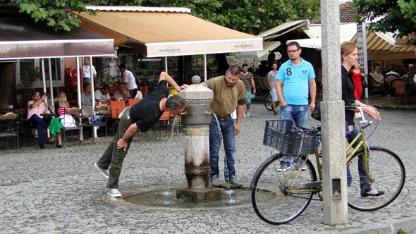 Fonte de água potável em Prizren, Kosovo