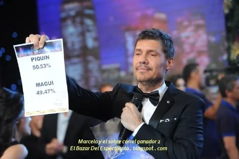 Marcelo y el sobre con el ganador 2.jpg