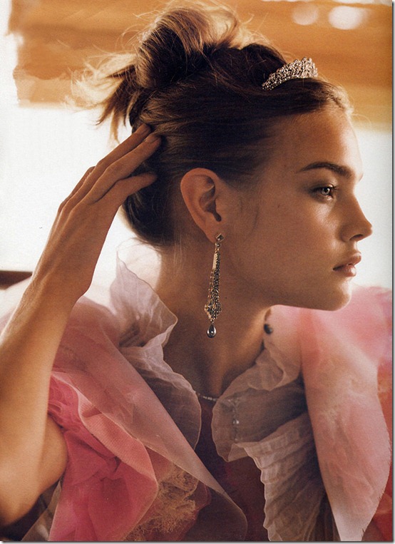w-july2002-vodianova-9