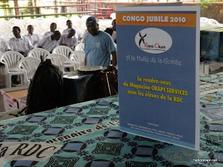 Remise des prix aux écoles lauréates du jeu concours "Congo Jubilé 2010" à la Halle de la Gombe.