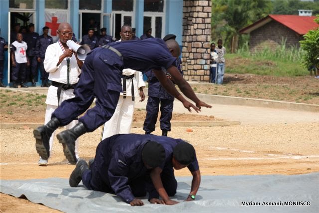 Démonstration par la police à Kisangani, décembre 2010.