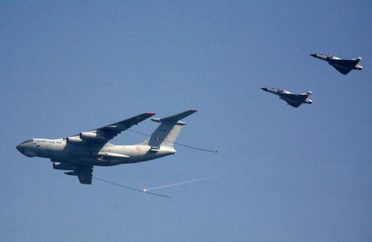 [Mirage-2000-Il-78-Mid-Air-Refueling-%255B11%255D.jpg]