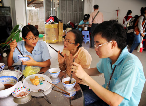 Các tình nguyện viên ăn trưa sau khi các thí sinh đã dùng bữa