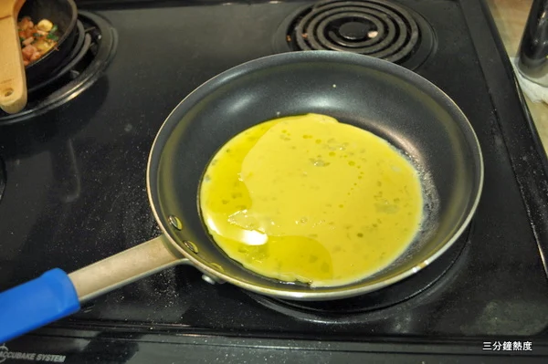 6. 用大的平底鍋煎蛋餅，中火就好，不要翻面。