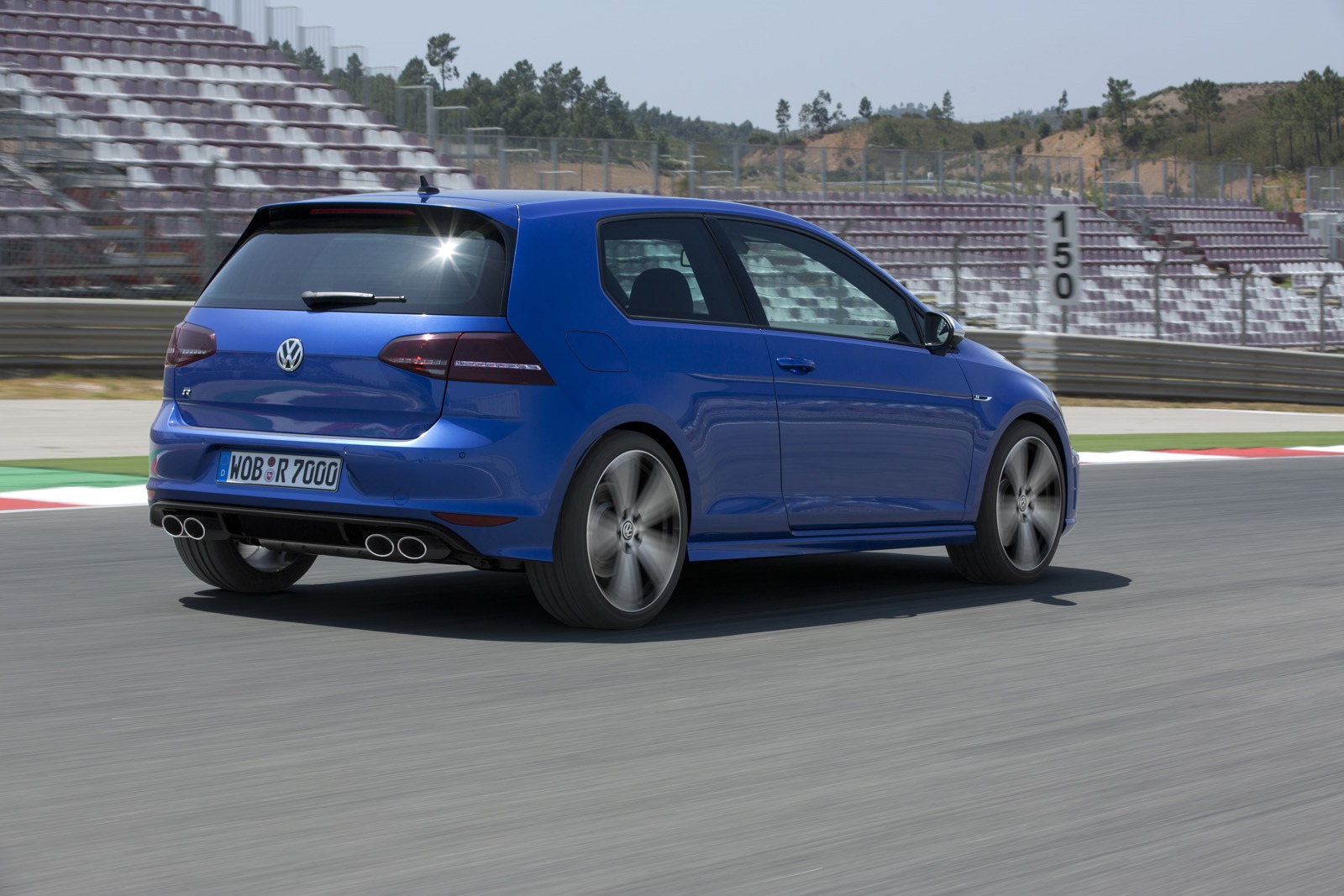 [2015-VW-Golf-R-23.jpg]