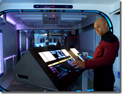 Tony operando o painel de controle da Enterprise, em seu apartamento