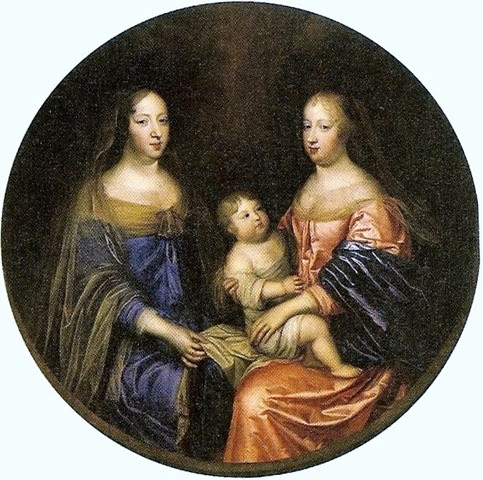 María Teresa a la derecha de su tía y suegra