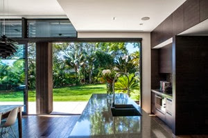 Casa Godden Cres / Dorrington Architects cocina-con-isla