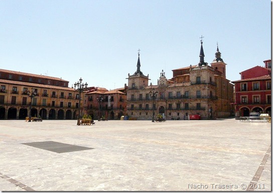 800px-Plaza_Mayor_de_León 2011 Nacho Traseira