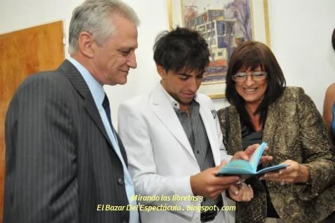 Mirando las libretas 3.JPG