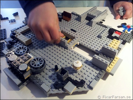 Bygge-Pågår-Millenium-Falcon-Lego-7965.jpg