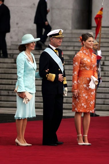 El rey Carlos Gustavo de Suecia llegó con la reina Silvia, que lucía un traje con chaqueta de man