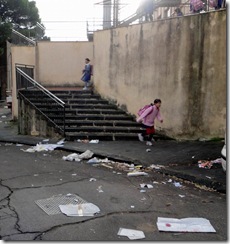 L'ingresso sporco della scuola Don Bosco
