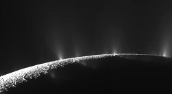 Fotografía reciente de los penachos de vapor de agua de Encélado. Enlace a versión ampliada.