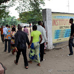 L’entrée des électeurs dans un centre de vote le 28/11/2011  à Kinshasa, pour les élections de 2011 en RDC. Radio Okapi/ Ph. John Bompengo