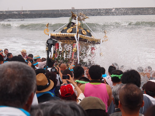 [写真]波打ち際でもばんばん波をかぶる神輿