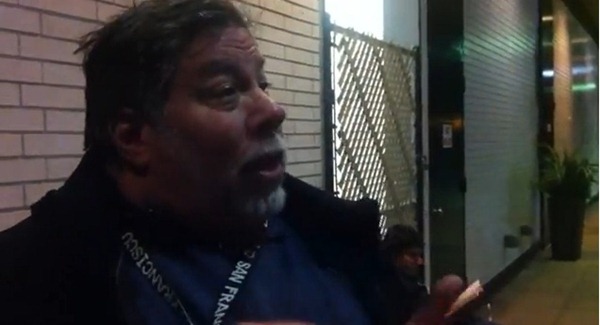  Apple 共同創辦人沃茲尼克（Steve Wozniak）正在通宵排隊等候購買新一代的 iPad