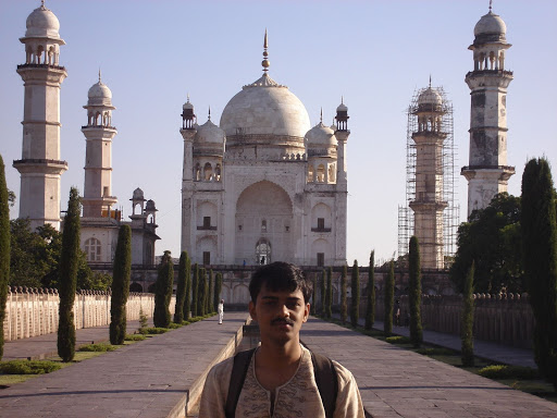 VINU IN FRONT OF BIBI KA