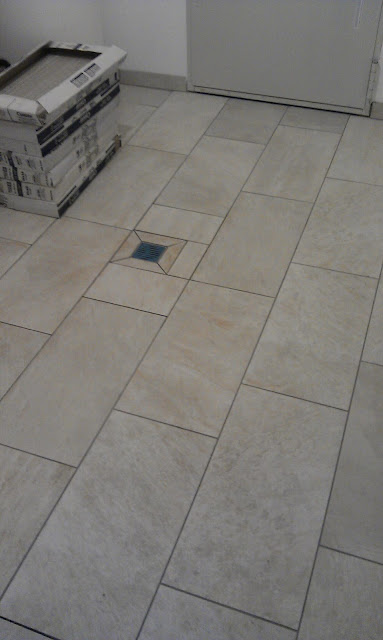 Baublog von Sven und Sabine: Fliesenfugen Küche und HWR