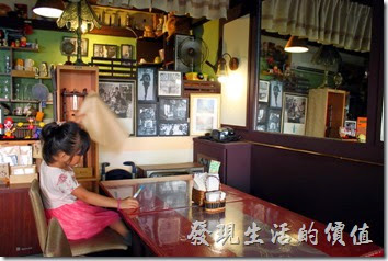 感覺上台南栗子咖啡的裝潢色系偏暗，大概是想要營造古樸的氛圍，只不過台南的陽光真的很刺眼，跟室內的古樸形成的強烈的對比，簡直是黑與白的比賽。