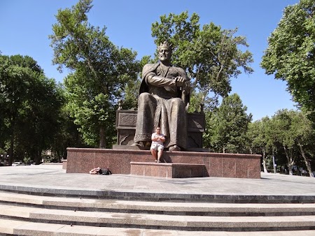 11. Statuia lui Timur Lenk din Samarkand.JPG