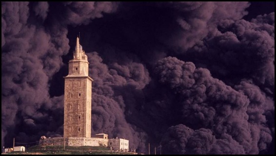 Torre Hércules envuelta en humo negro