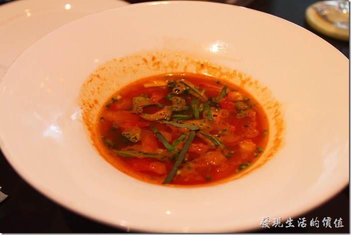 台東-愛上台東義大利餐廳。單人套餐的湯品「蕃茄蔬菜清湯」，裡面還可以吃到整塊的蕃茄。