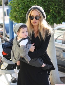 Rachel-Zoe-and-Baby-Skyler-Out-and-About-In-West-Hollywood-3-435x580