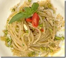 Spaghetti alle alici di Cetara, pistacchi di Bronte e pecorino
