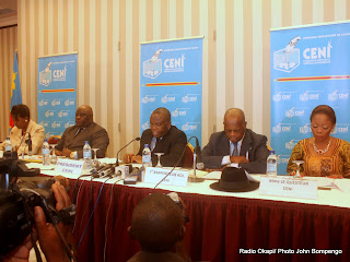 Les membres du bureau de la Ceni, lors d’une rencontre avec des membres de l’opposition Congolaise le 19/09/2011 à Kinshasa. Radio Okapi/ Ph. John Bompengo