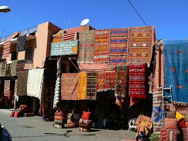 Imagini Marrakech: bazar cu covoare 