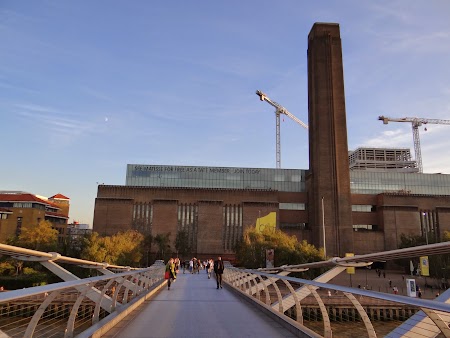 11. Millenium Bridge_vedere spre Tate Modern.JPG