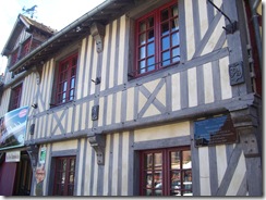 2012.07.20-011 maisons à pans de bois à Beuvron-en-Auge