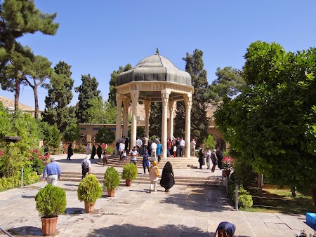 16. Mausoleu Hafez - Shiraz.JPG