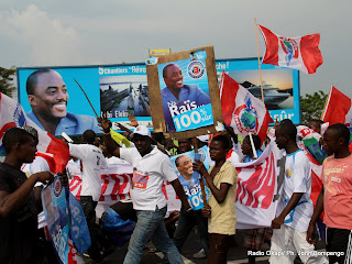 Des partisans de la majorité présidentielle le 26/11/2011 le long du boulevard Triomphale à Kinshasa, lors de l’arrivé  du président Joseph Kabila  en provenance du Bas-Congo. Radio okapi/ Ph. John Bompengo