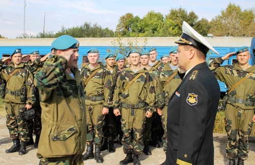 "Запад-2013": Погрузка белорусских военных на российские БДК