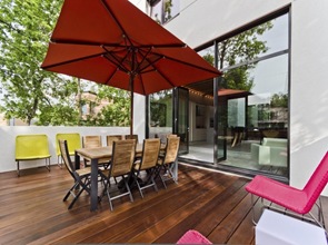 Terraza de vivienda con diseño sostenible Terraza de vivienda con diseño sostenible