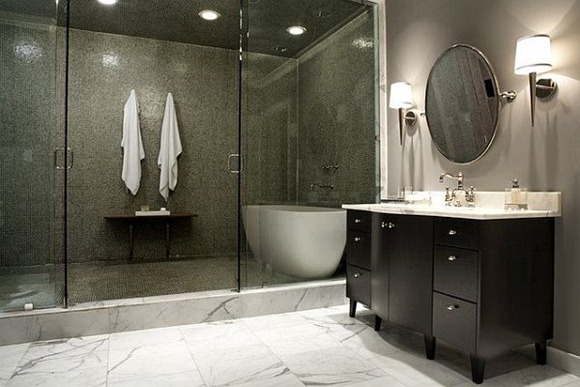 Elegante diseño de ducha con azulejos de color gris oscuro