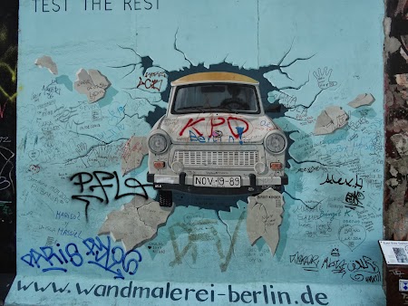 Obiective turistice Berlin: Trabantul care sparge zidul