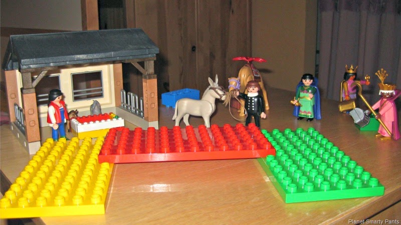 [Nativity-Scene-Lego-and-Playmobil%255B4%255D.jpg]