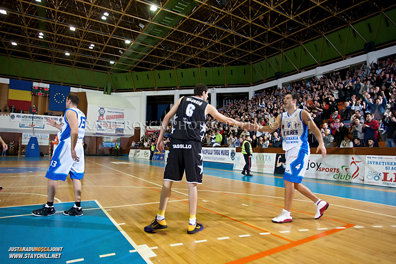 Jason Forte reuseste un slamdunk de 360 de grade in timpul  partidei dintre BC Mures Tirgu Mures si U Mobitelco Cluj-Napoca din cadrul etapei a sasea la baschet masculin, disputat in data de 3 noiembrie 2011 in Sala Sporturilor din Tirgu Mures.