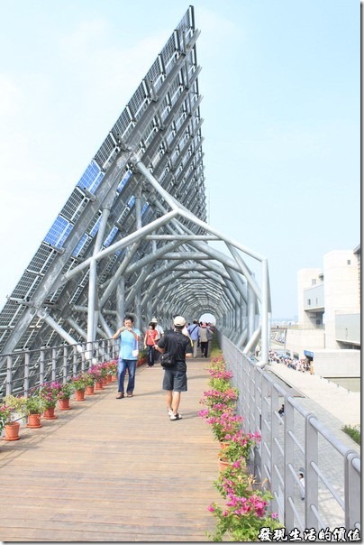 台南-台灣歷史博物館。「光電雲牆」由1,350片太陽能面板及405片鋼印玻璃所組合而成，是博物館的環保電力來源之一，與前面的「雲天廣場水舞台」聯成一氣，博有波濤狀闊之勢。