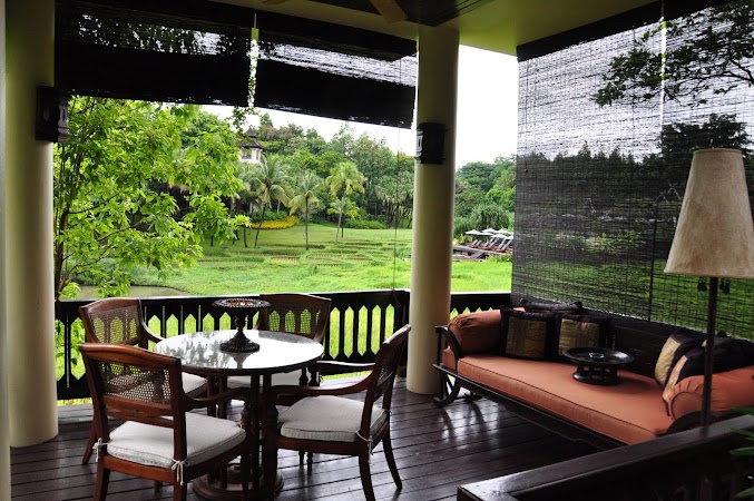 Imagini Thailanda: Terasa camerei de la Hotel Four Seasons Chiang Mai si piscina in departare, CHiang Mai, Thailanda