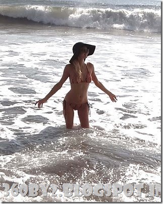 Paris_Hilton_At_The_Beach_Bikini_Photos_From_Bali_14