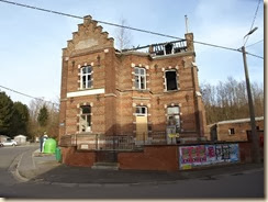 Lamine, hoek Rue de Hodeige en Rue du Frenay: voormalige gemeenteschool, afgebrand tussen augustus 2008 en maart 2010